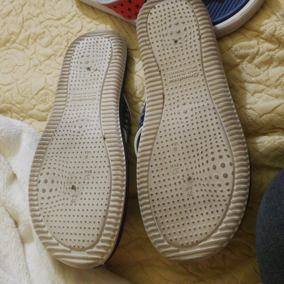 Bass flip flops.  Worn a few times - Picture 4 of 5